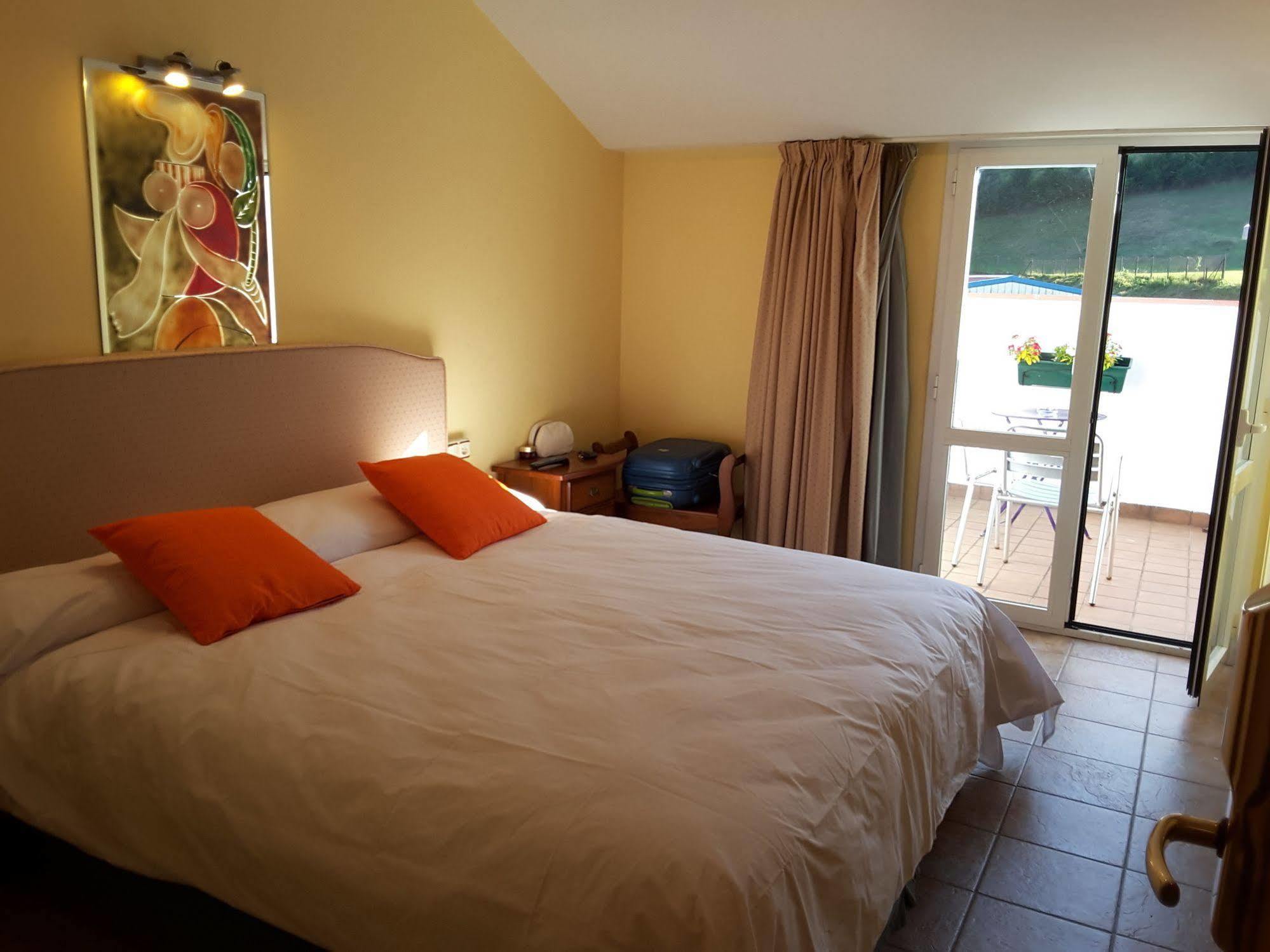 לייצה Hostal Jai Alai מראה חיצוני תמונה