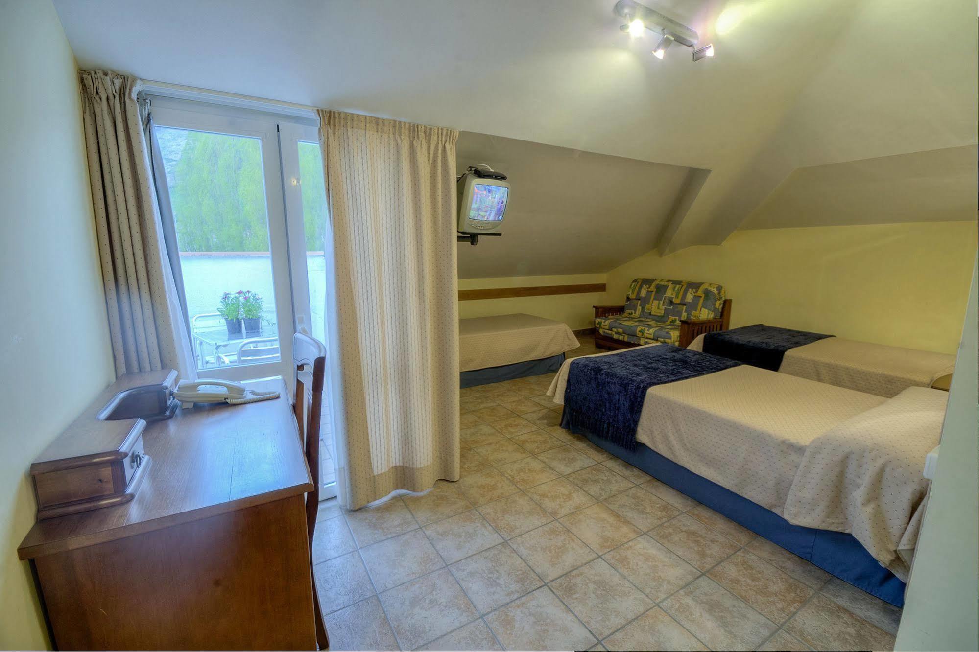 לייצה Hostal Jai Alai מראה חיצוני תמונה