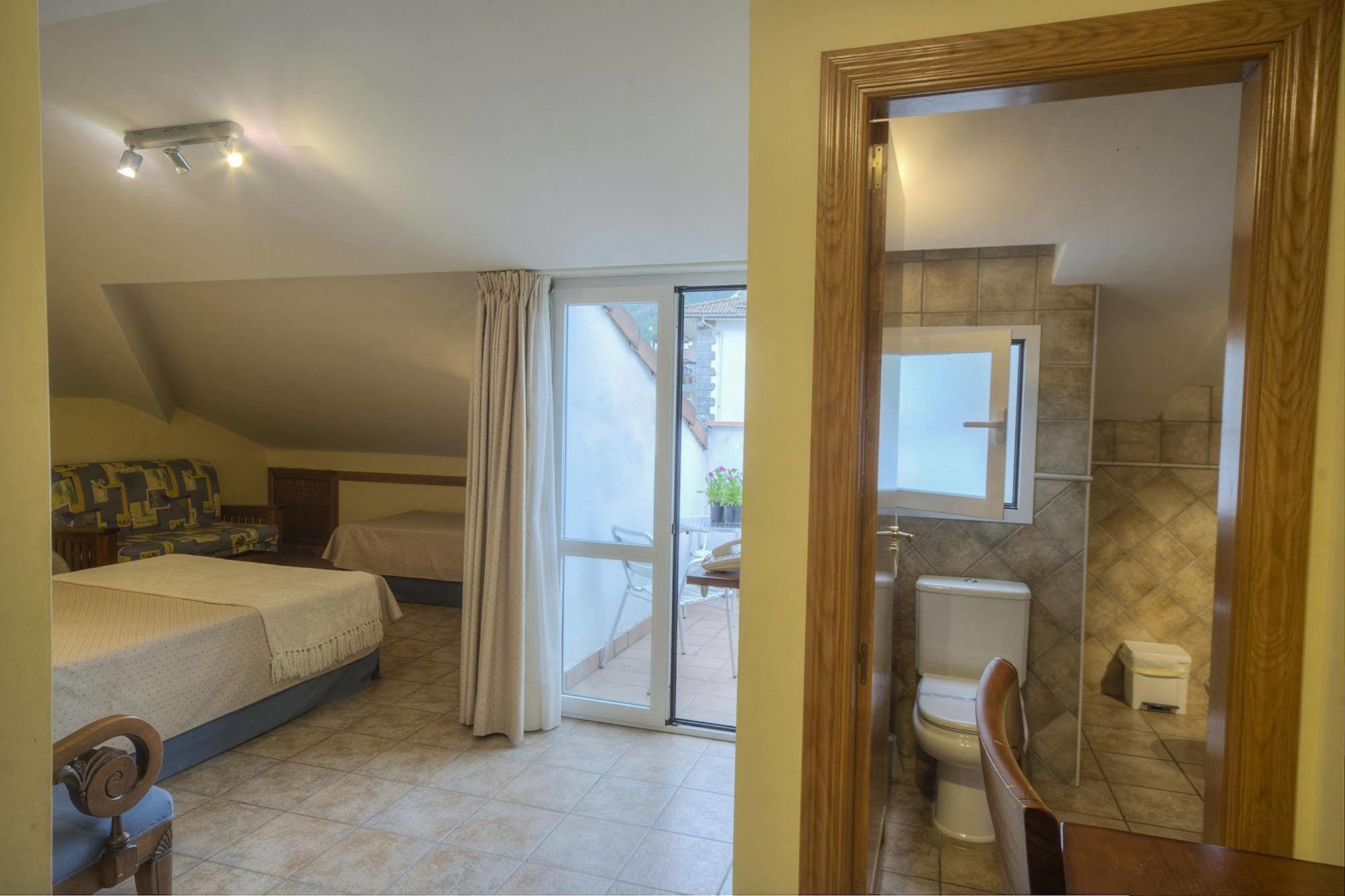 לייצה Hostal Jai Alai מראה חיצוני תמונה
