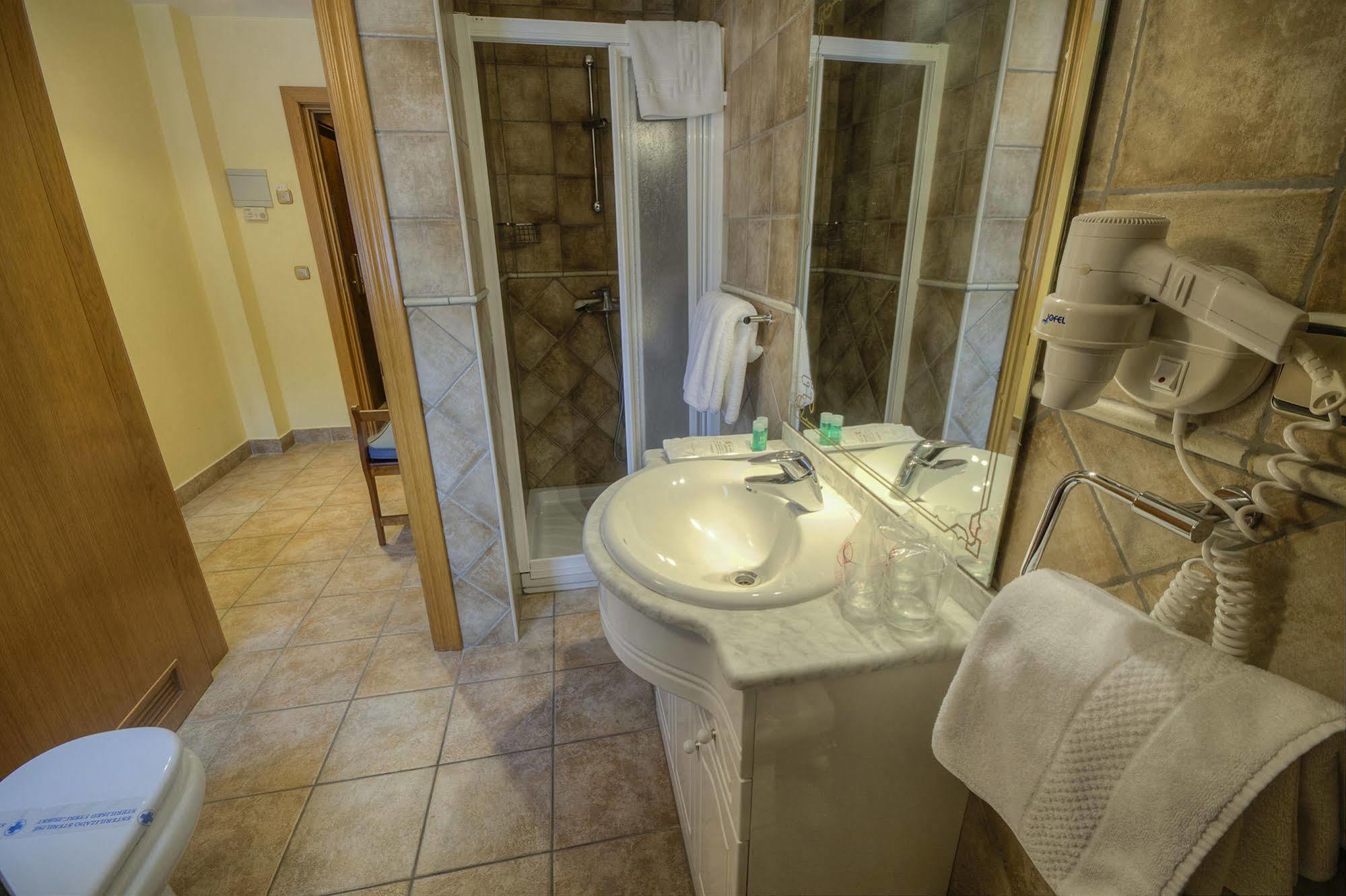 לייצה Hostal Jai Alai מראה חיצוני תמונה